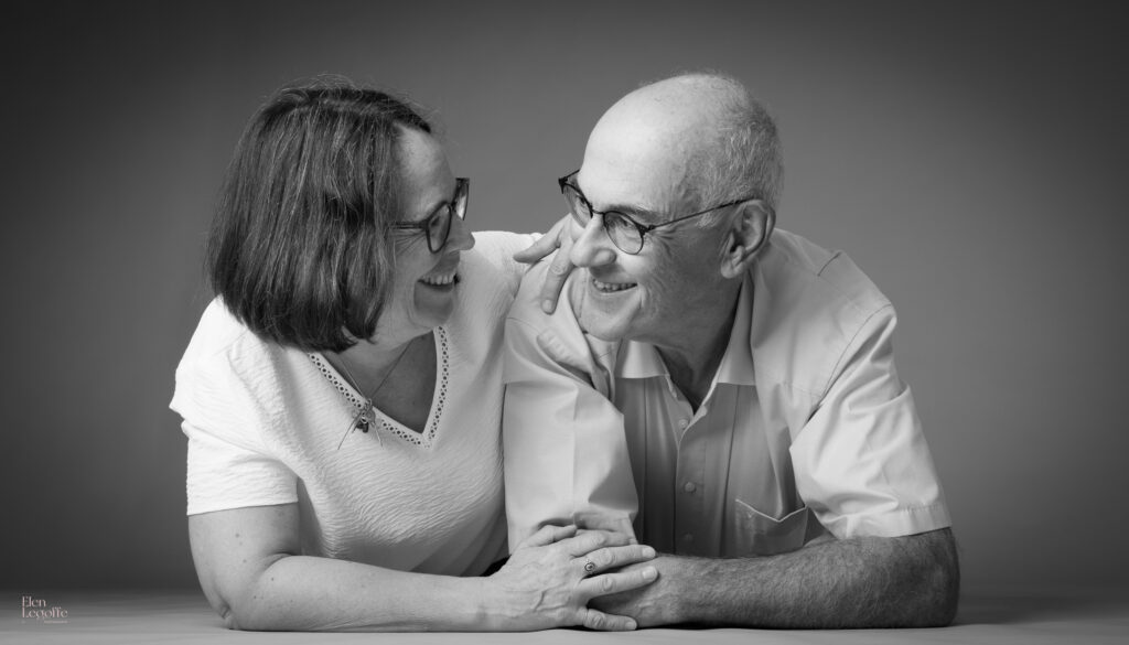 Couple photographié en noir et blanc partageant un moment de tendresse et de complicité