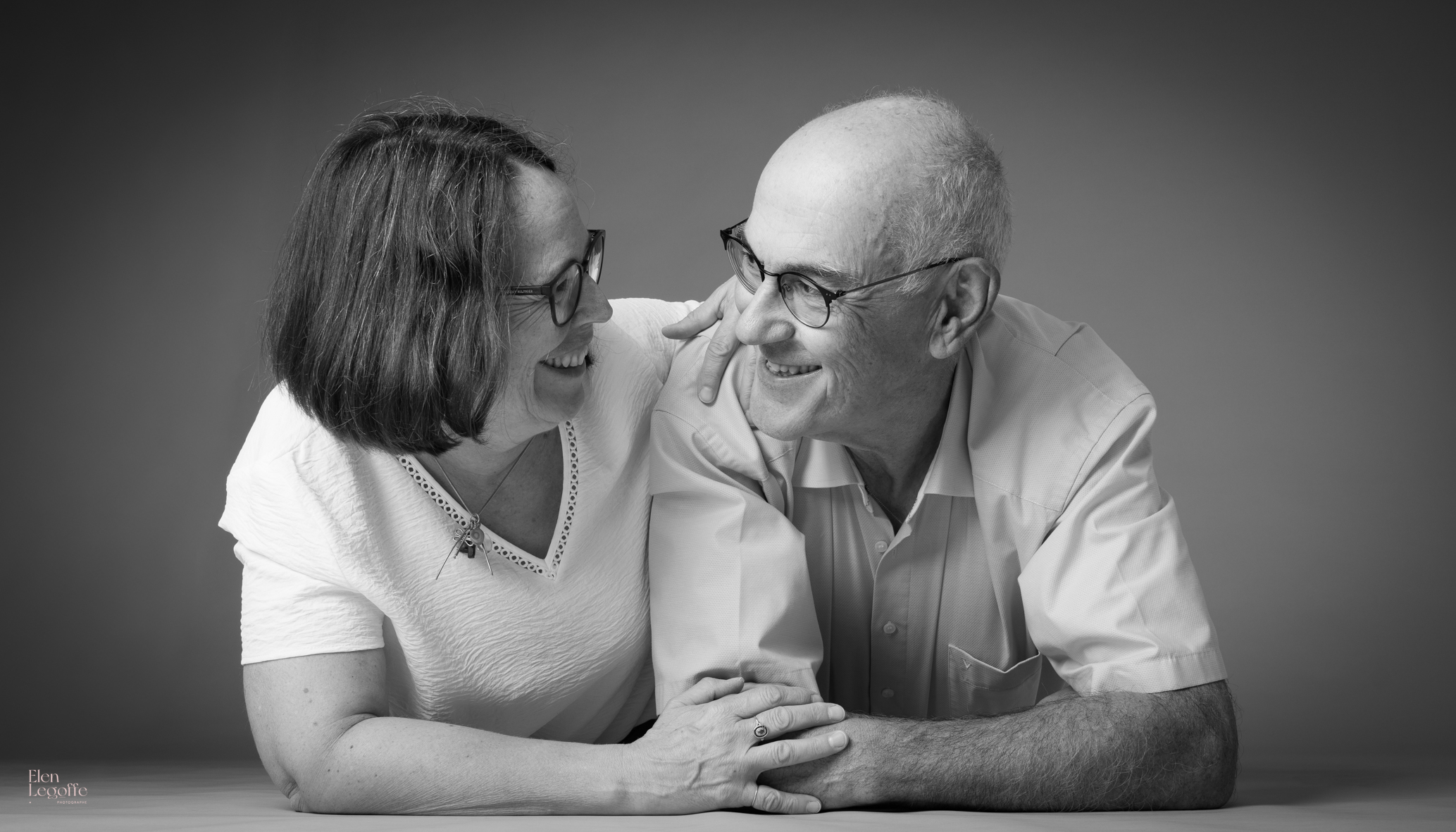 Couple photographié en noir et blanc partageant un moment de tendresse et de complicité